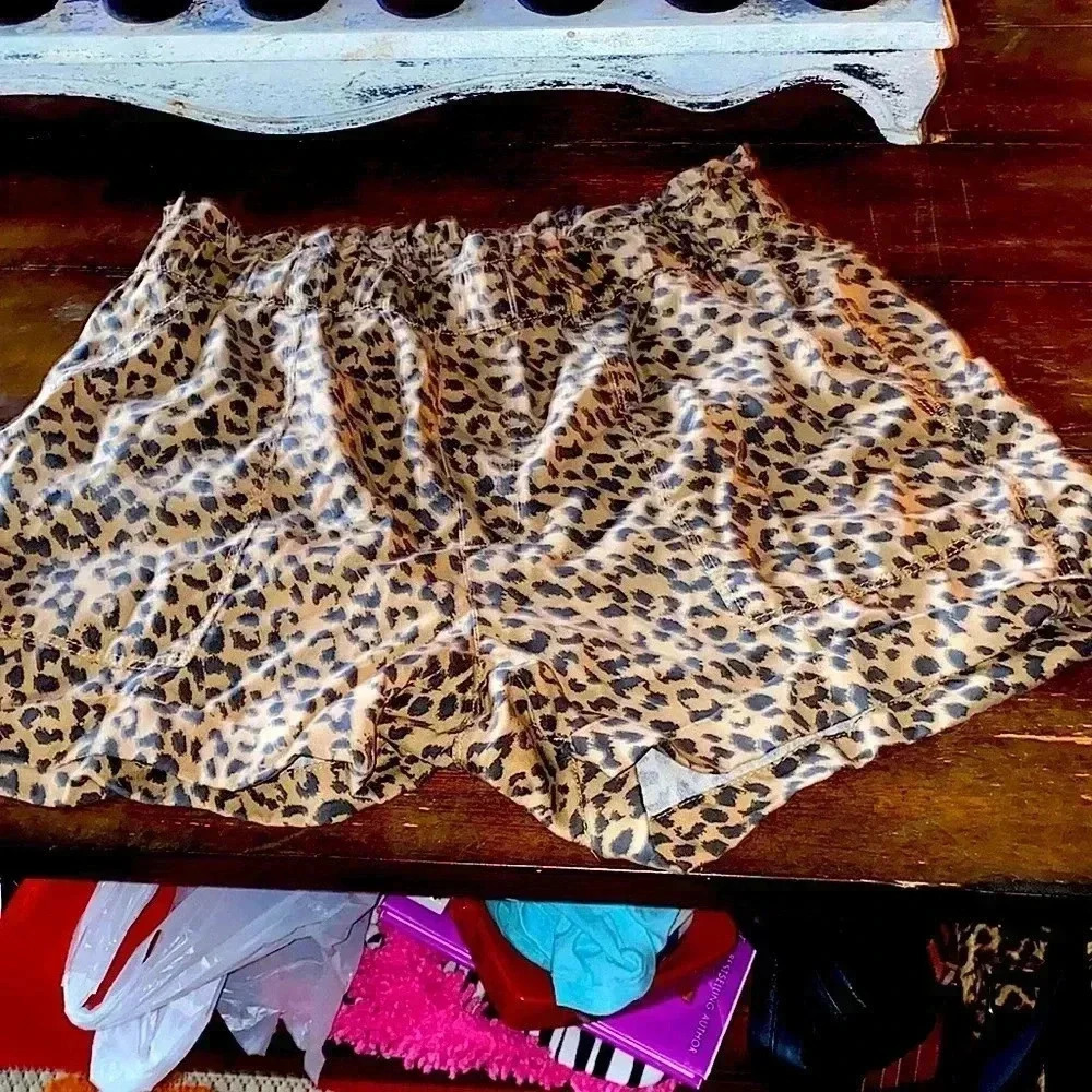 Aerie cuffed elastic waist shorts with pockets - M​